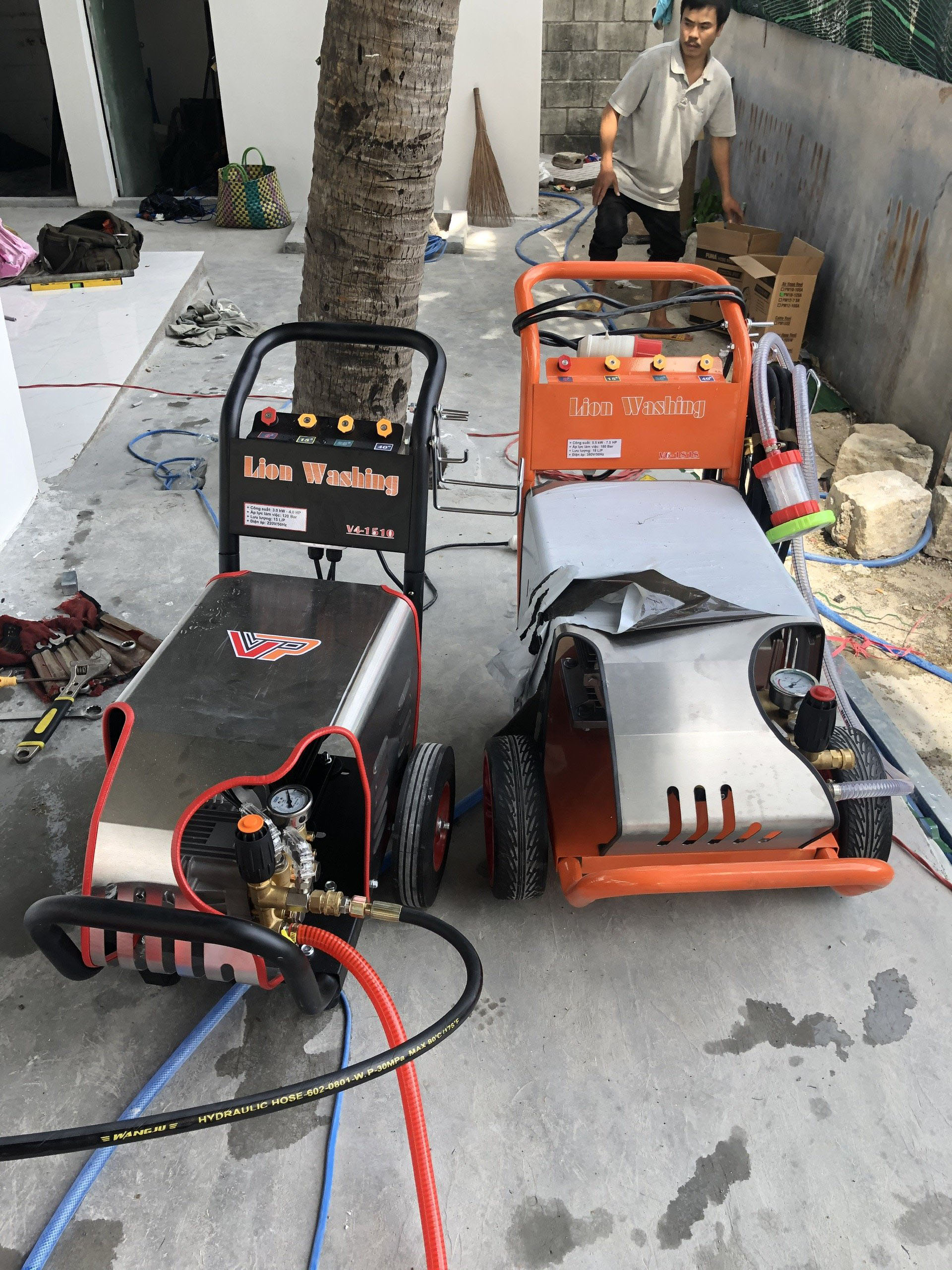 may-xit-rua-o-to-cao-ap-lion-washing-v6-1818-2-thietbivinhphat.vn may-xit-rua-o-to-cao-ap-lion-washing-v6-1818-2-thietbivinhphat.vn