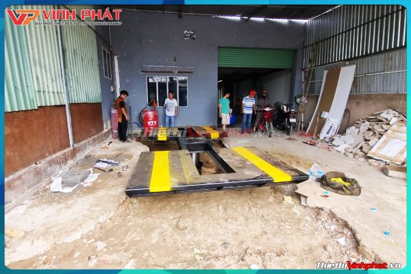1200x800-cau-nang-1-tru--rua-xe-o-to-an-do-canh-buom-am-nen-thietbivinhphat.vn-lap-dat-khach-hang-2