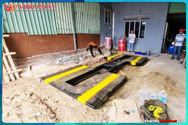 1200x800-cau-nang-1-tru--rua-xe-o-to-an-do-canh-buom-am-nen-thietbivinhphat.vn-lap-dat-khach-hang-3