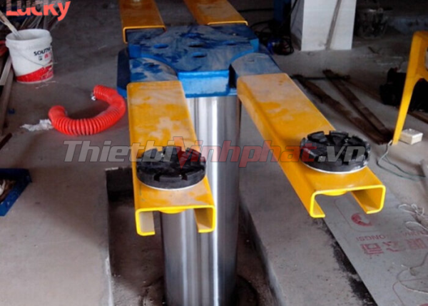 cau-nang-1-tru--rua-xe-o-to-an-do-chu-x-3-thietbivinhphat.vn