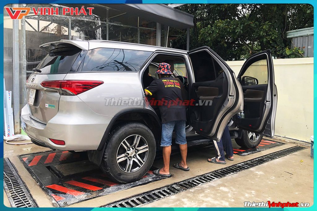 cau-nang-1-tru-rua-xe-oto-viet-nam-canh-buon-1-thietbivinhphat.vn-lap-dat-khach-hang
