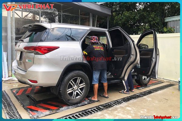 cau-nang-1-tru-rua-xe-oto-viet-nam-canh-buon-1-thietbivinhphat.vn-lap-dat-khach-hang
