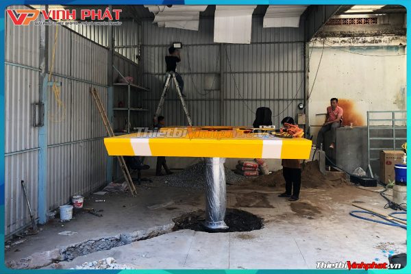 cau-nang-1-tru-rua-xe-oto-viet-nam-canh-buon-4-thietbivinhphat.vn-lap-dat-khach-hang