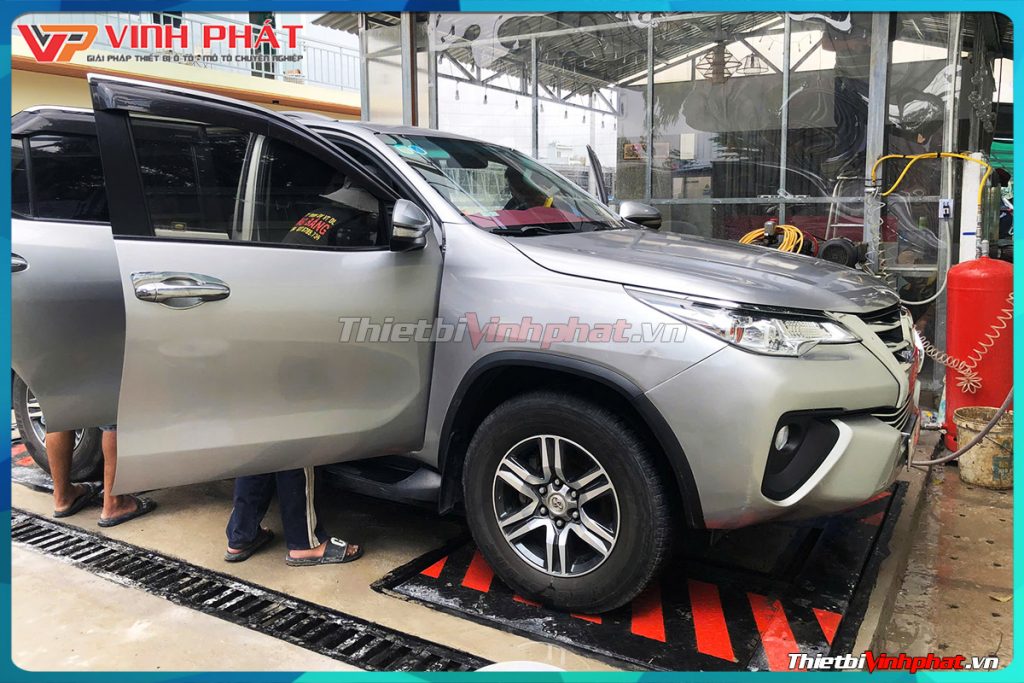 cau-nang-1-tru-rua-xe-oto-viet-nam-canh-buon-8-thietbivinhphat.vn-lap-dat-khach-hang
