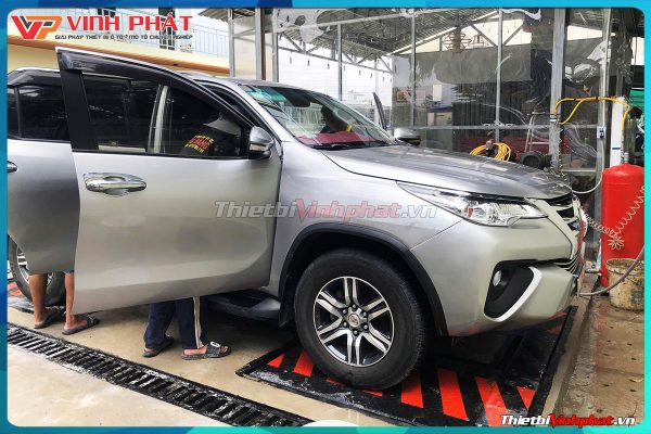 cau-nang-1-tru-rua-xe-oto-viet-nam-canh-buon-8-thietbivinhphat.vn-lap-dat-khach-hang